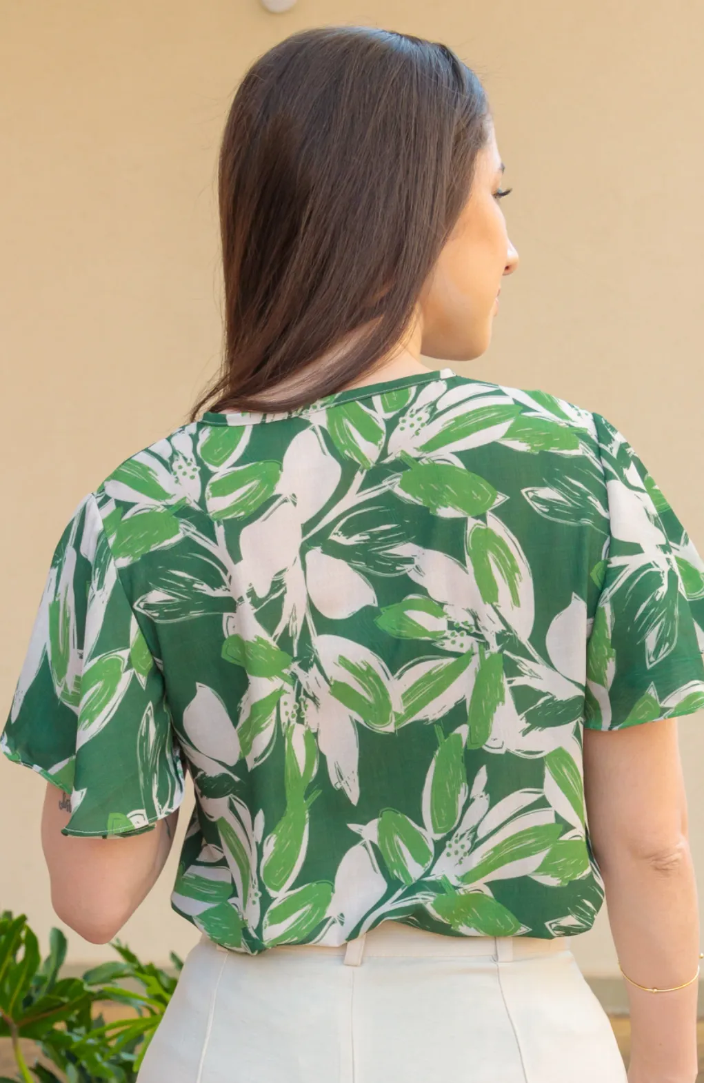 Blusa Manga Flutuante Decote "V" Rafaela Estampada Verde