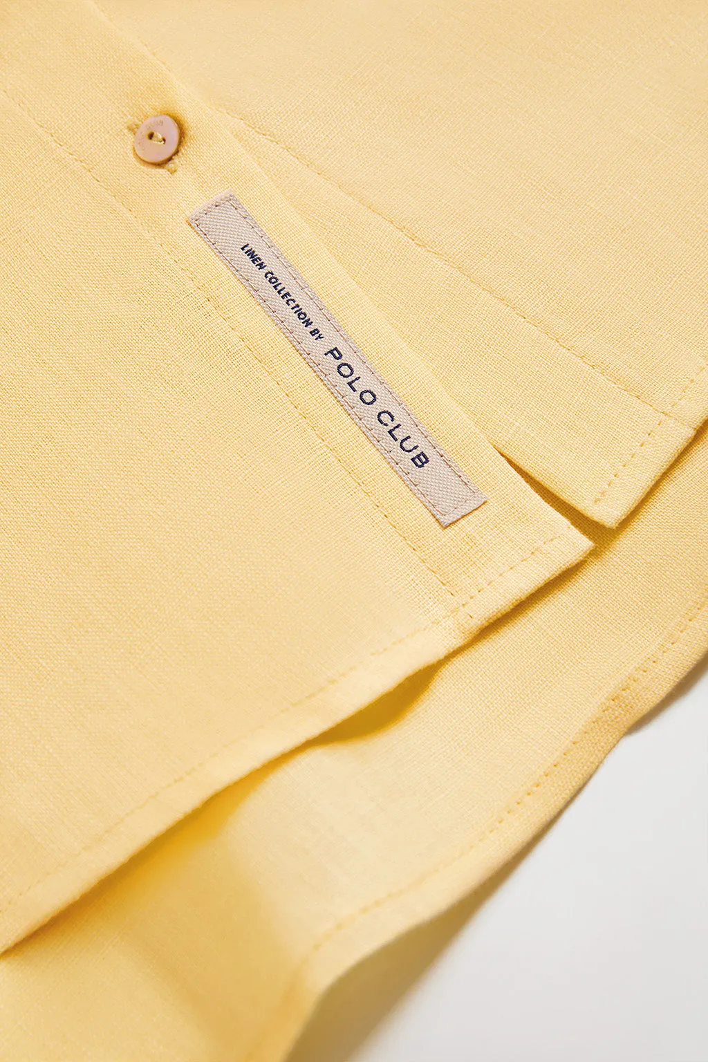 Camisa de lino amarillo empolvado con detalle bordado