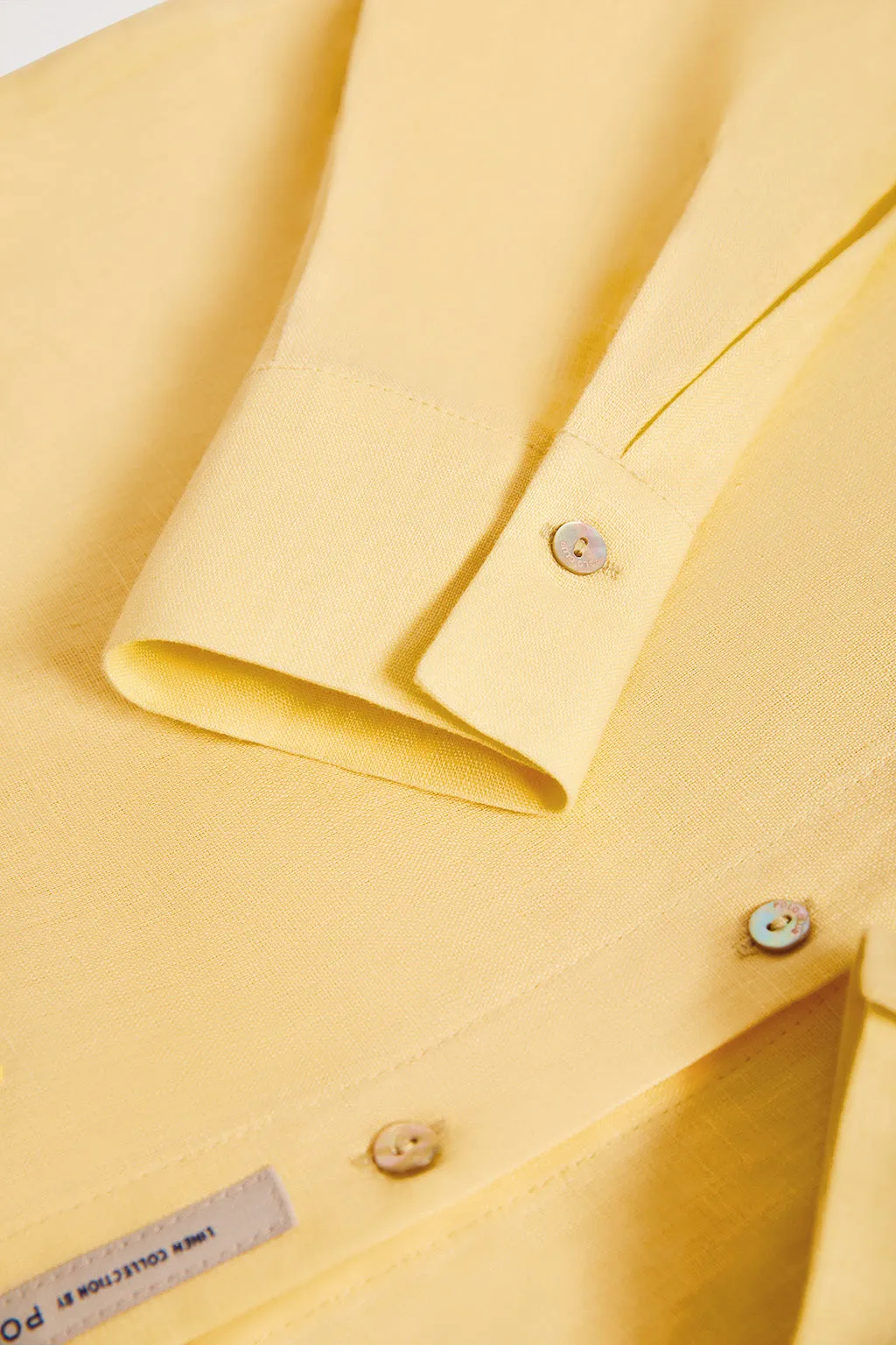 Camisa de lino amarillo empolvado con detalle bordado