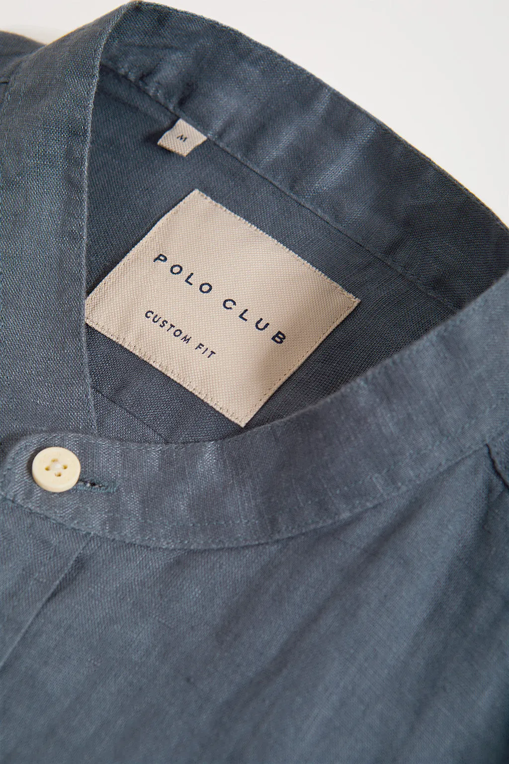 Camisa de lino azul denim con cuello mao y logo bordado