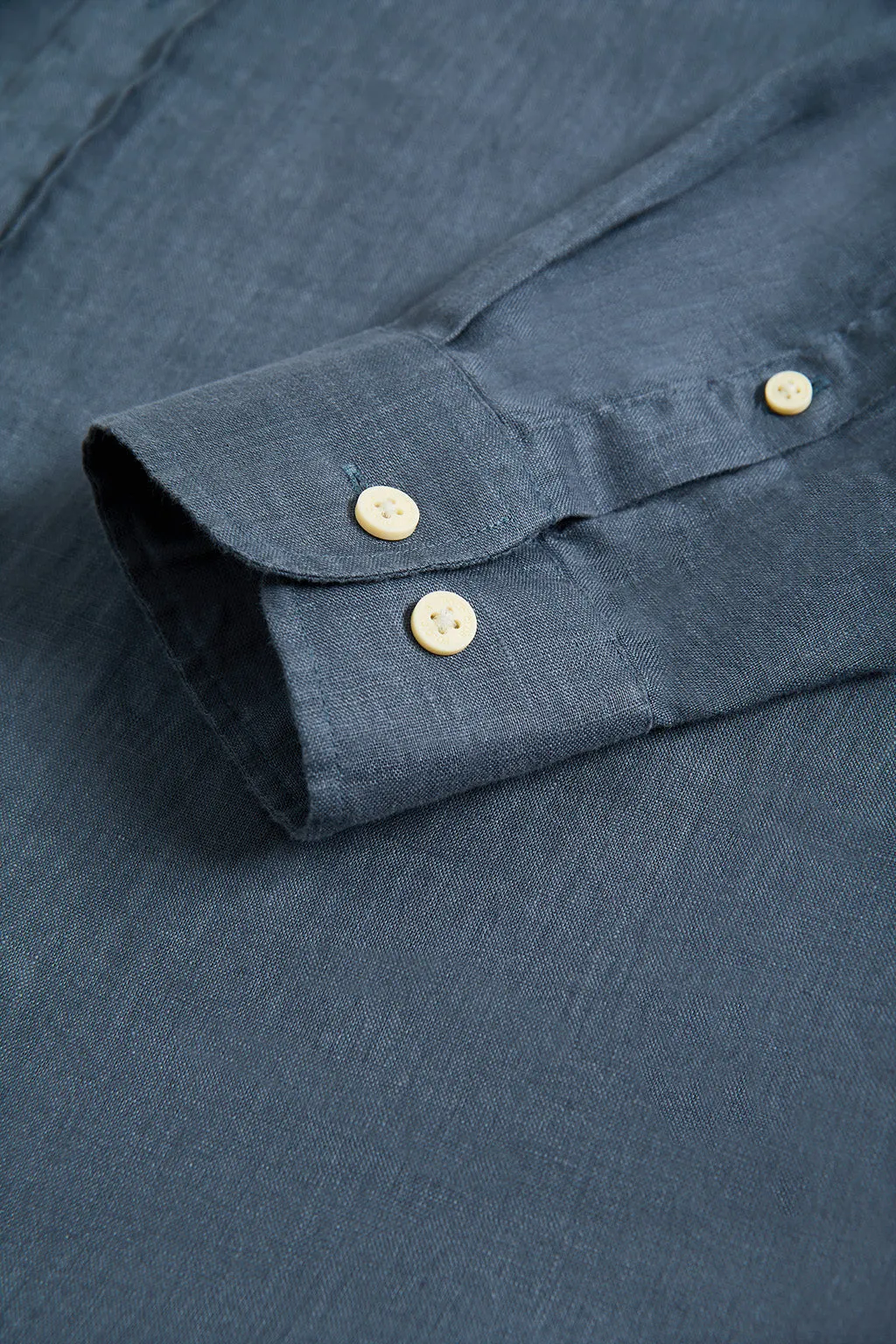 Camisa de lino azul denim con logo bordado