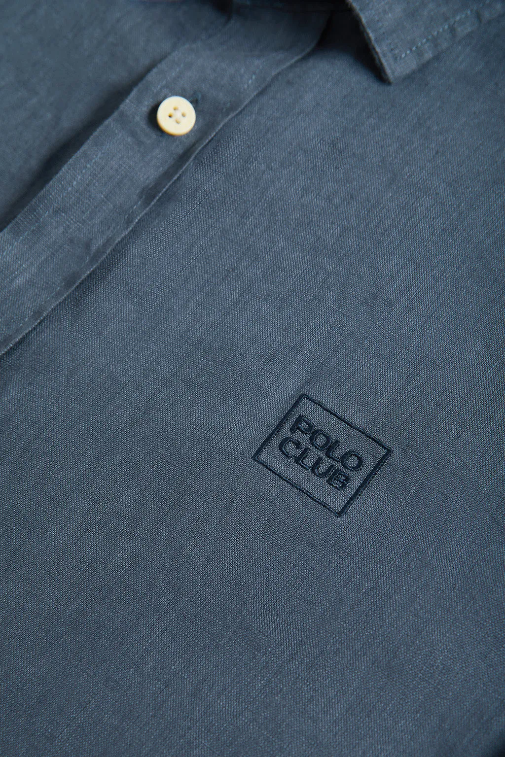 Camisa de lino azul denim de cuello francés y logo bordado