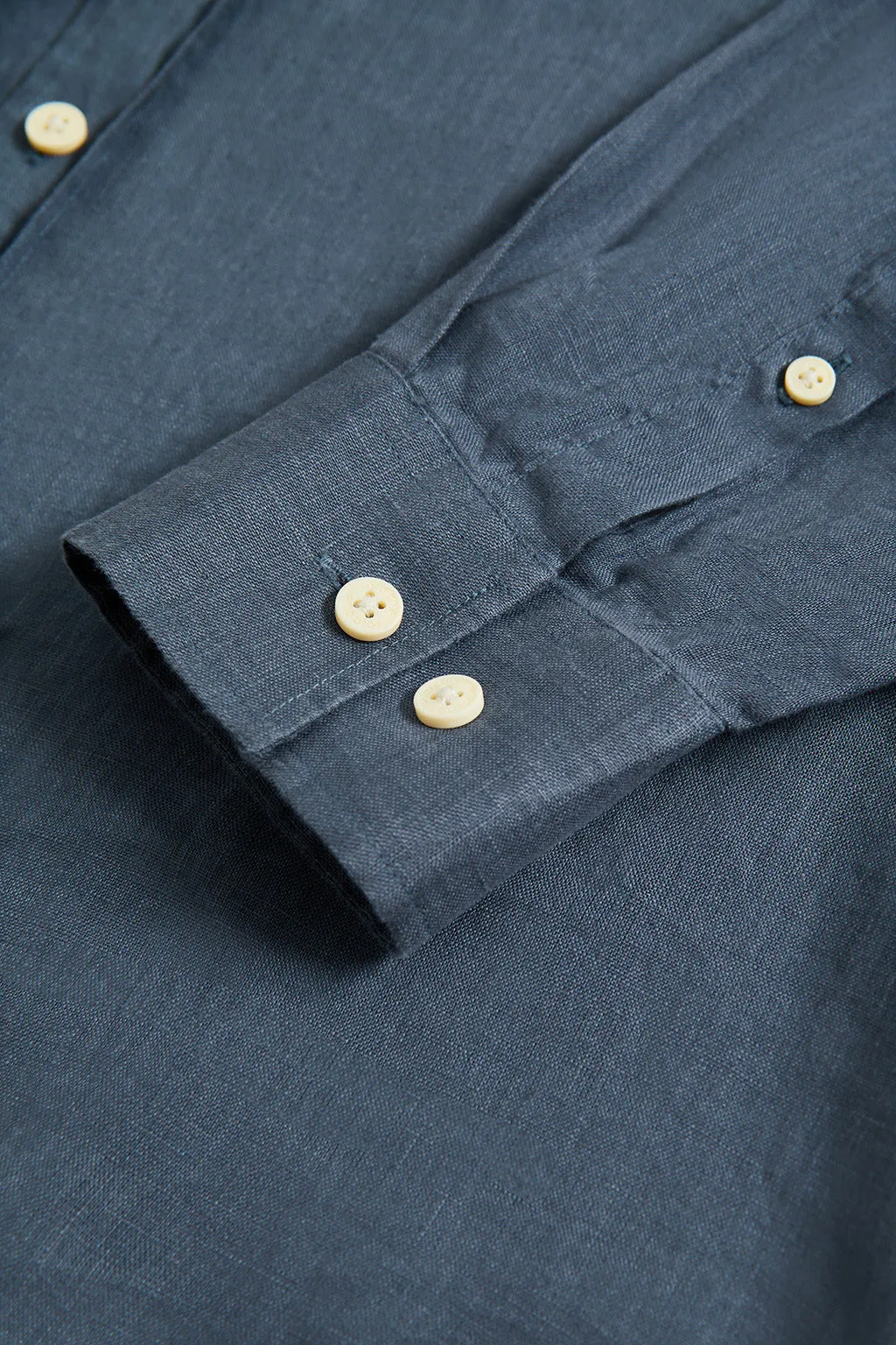 Camisa de lino azul denim de cuello francés y logo bordado