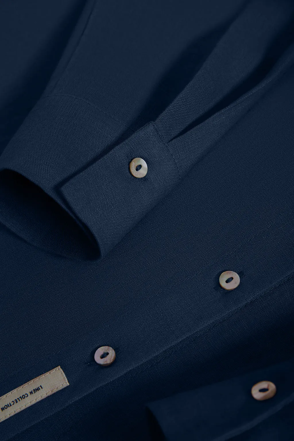 Camisa de lino azul marino con detalle bordado