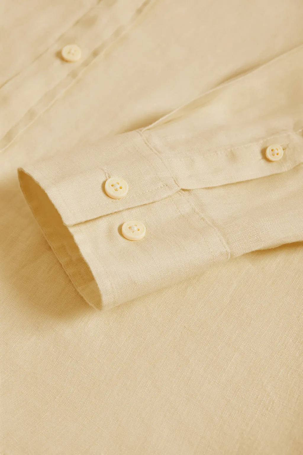 Camisa de lino beige de cuello francés y logo bordado