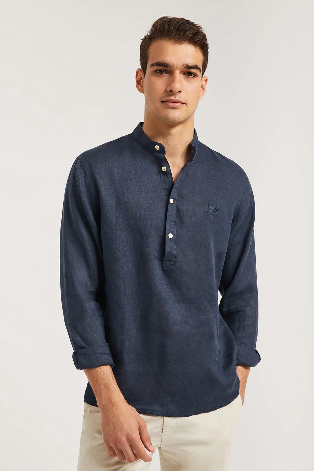 Camisa polera de lino azul marino con cuello mao