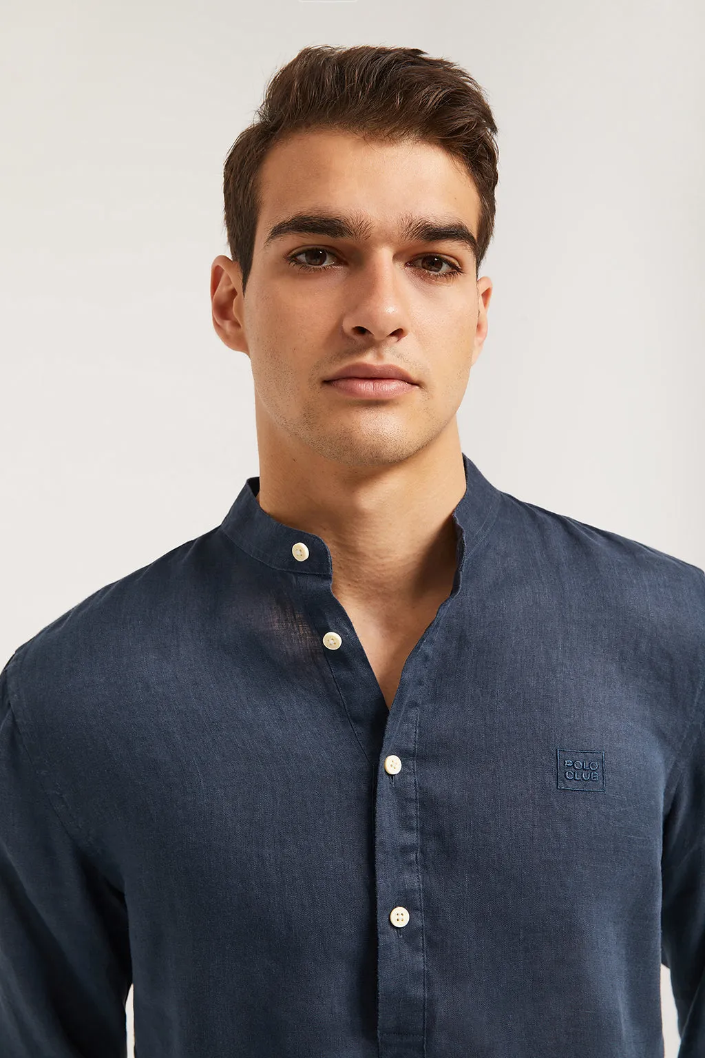 Camisa polera de lino azul marino con cuello mao