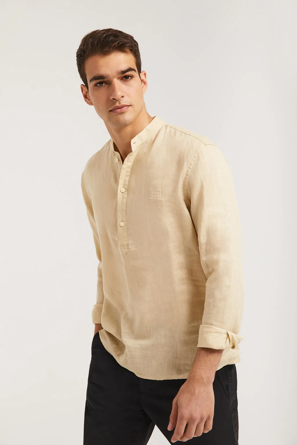 Camisa polera de lino beige con cuello mao