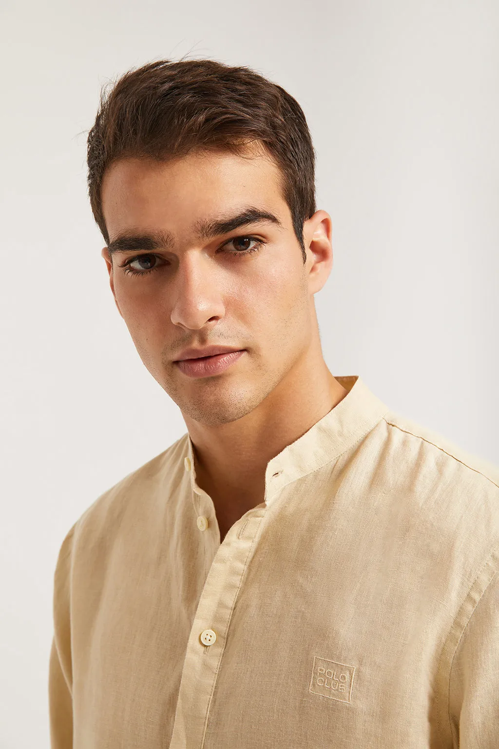 Camisa polera de lino beige con cuello mao