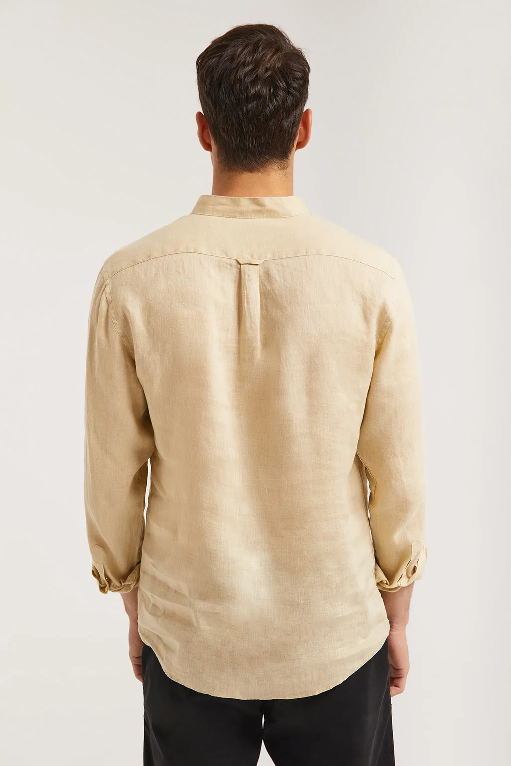 Camisa polera de lino beige con cuello mao