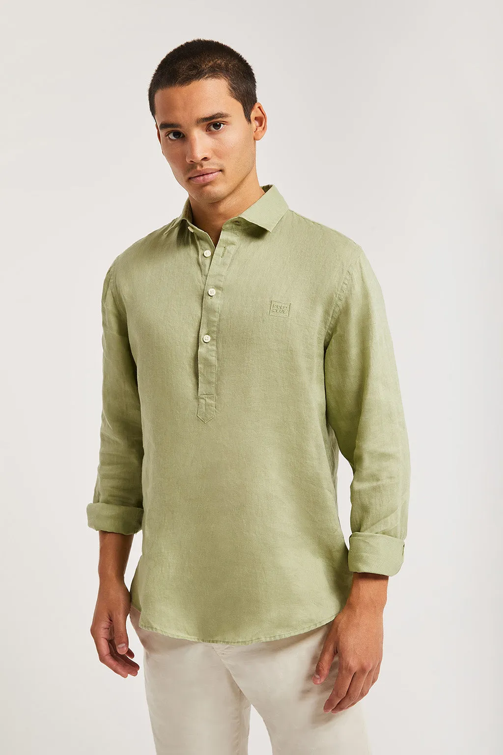 Camisa polera verde custom fit con logo bordado